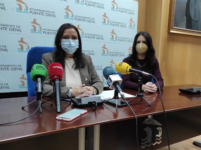 Purificación Joyera (dcha.) y Ana Carrillo (izda.), durante al firma del convenio.