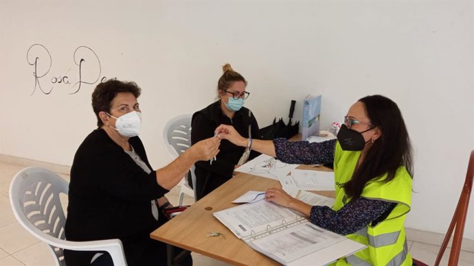Entrega de llaves a una mujer que perdió su vivienda durante la erupción del volcán de La Palma