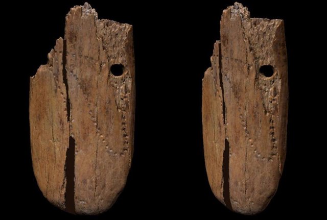 El colgante Stajnia está decorado con un patrón de al menos 50 pinchazos, creando una curva de bucle irregular.