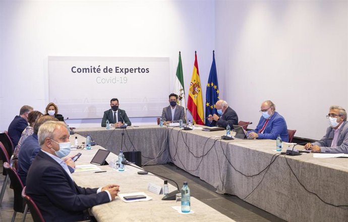 Archivo - El presidente de la Junta de Andalucía, Juanma Moreno (c), durante la reunión Consejo Asesor de Alertas de Salud Pública de Alto Impacto (Comité de Expertos). A 28 de septiembre de 2021 (Foto de archivo).