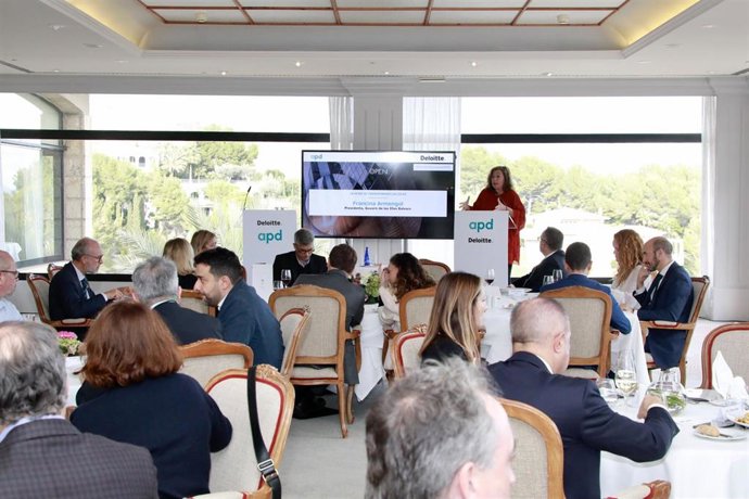 La presidenta del Govern, Francina Armengol, en el almuerzo-coloquio de la Asociación por el Progreso de la Dirección.