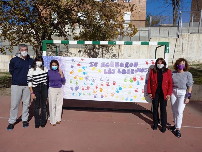 La delegada de Educación y Deporte, Estela Villalba, en su visita al CEIP Giner de los Ríos.