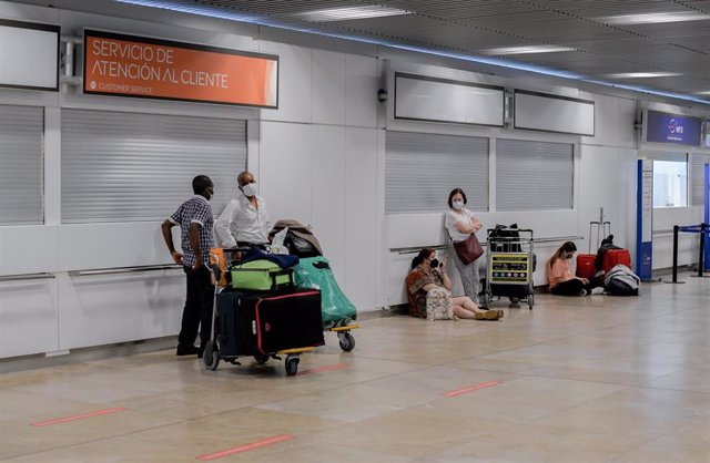 Archivo - Pasajeros esperan con su equipaje, en la terminal T1 del Aeropuerto Adolfo Suárez Madrid-Barajas, el primer día de la primera 'Operación Salida' del verano 2021, a 2 de julio de 2021, en Madrid (España). 
