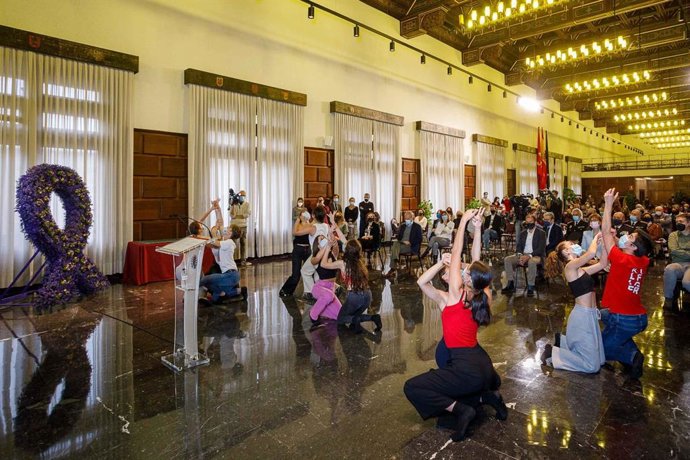 Zaragoza recuerda el 25-N a las víctimas de violencia de género con un gran lazo decorado con flores violeta