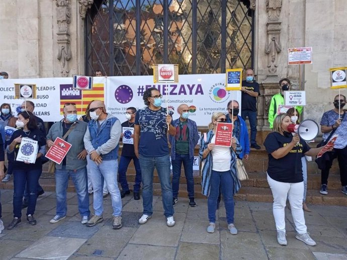 Archivo - Protesta de la Coordinadora de Interinos y Temporales de Baleares ante el Ayuntamiento de Palma, en octubre de 2021.