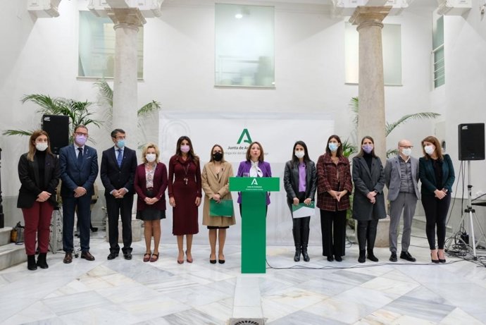 Patricia Navarro preside un acto celebrado en la Delegación del Gobierno andaluz de Málaga, con la participación de los delegados territoriales y las coordinadoras del IAM y del Instituto Andaluz de la Juventud