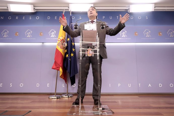 El portavoz del PNV en el Congreso de los Diputados, Aitor Esteban, interviene en una rueda de prensa al mismo tiempo que se celebra una sesión plenaria en el Congreso de los Diputados, a 24 de noviembre de 2021, en Madrid, (España). El proyecto de Pres