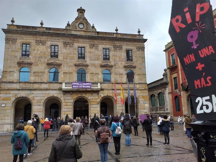 Archivo - Imagen de archivo del minuto de silencio en la plaza Mayor de Gijón con motivo del Día Internacional contra la Violencia de Género en 2020