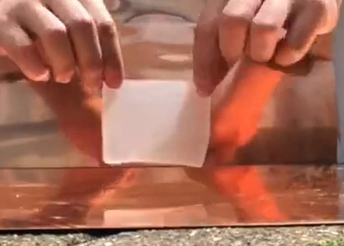 El material suave pero resistente, desarrollado por un equipo de la Universidad de Cambridge, se ve y se siente como una gelatina blanda, pero actúa como un vidrio ultraduro e irrompible cuando se comprime, a pesar de su alto contenido de agua.