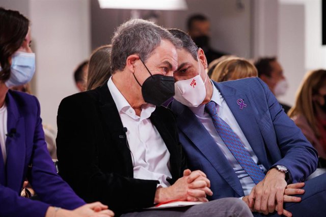 El secretario general del PSOE y presidente del Gobierno, Pedro Sánchez y el expresidente del Gobierno José Luis Rodríguez Zapatero, en el acto del PSOE con motivo del Día Internacional de la Eliminación de la Violencia contra la Mujer.