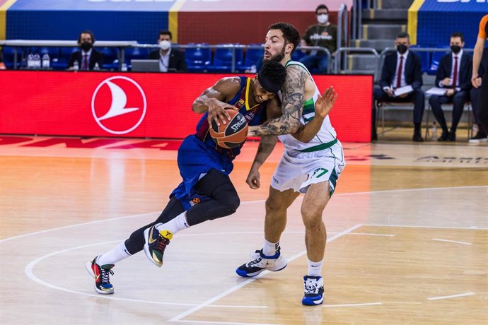 Archivo - Brandon Davies of Fc Barcelona in action against Joffrey Lauvergne of Zalgiris Kaunas during the Turkish Airlines EuroLeague match between Fc Barcelona and Zalgiris Kaunas at Palau Blaugrana on February 18, 2021 in Barcelona, Spain.