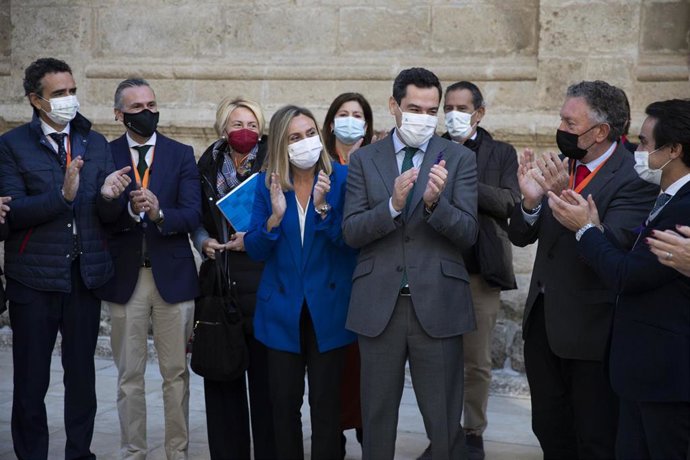 El presidente de la Junta junto a la consejera de Fomento aplauden junto al equipo técnico de la Consejería tras la aprobación de la nueva Ley del Suelo