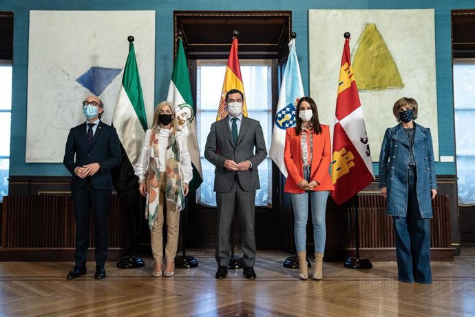 Juanma Moreno junto a los consejeros de Cultura de las comunidades que conforman la Vía de la Plata