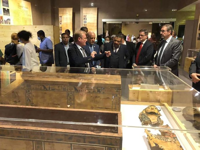 Alejandro Jiménez explica la exposición a autoridades españolas y egipcias