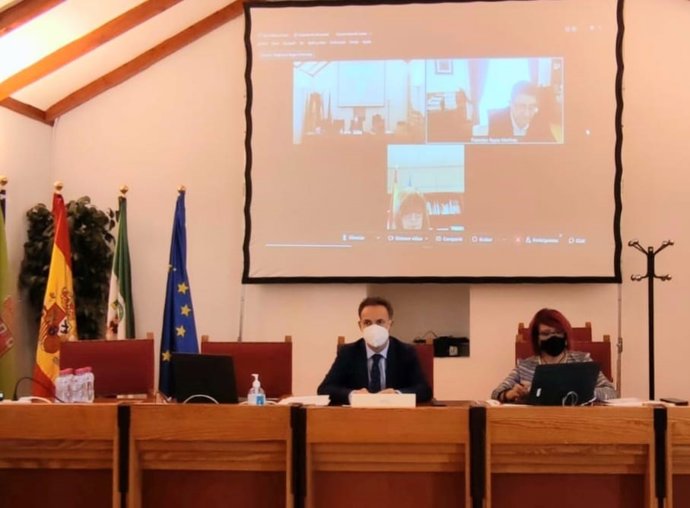 El diputado de Bienestar Social de la Diputación de Cádiz, David de la Encina, durante su intervención en el Congreso Regional de la FAMP sobre 'Economía del Cuidado'.