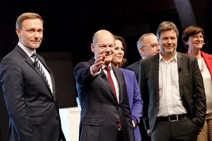 24 November 2021, Berlin: (L-R) Christian Lindner, leader of the Free Democratic Party (FDP), Olaf Scholz, candidate of the Social Democratic Party (SPD)for German Chancellor and acting Minister of Finance, Federal leaders of the Alliance 90/The Greens