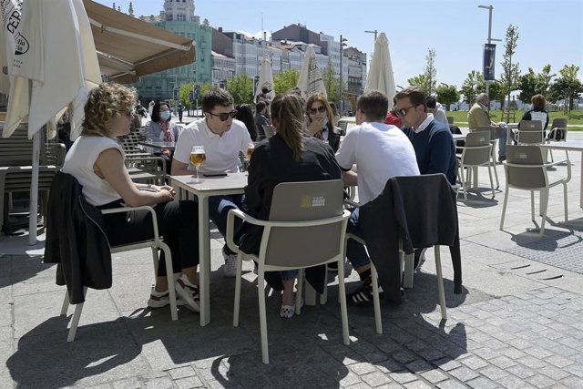 Archivo - Arquivo - Varias persoas na terraza dun bar, a 29 de maio de 2021, na Coruña, Galicia (España). 