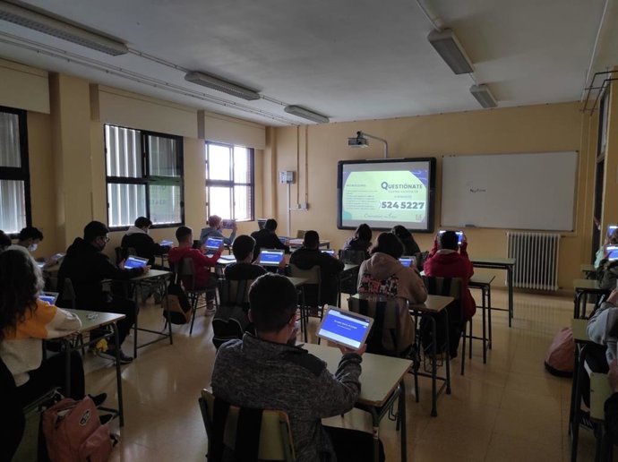 IES Cerro Milano participa en el quiz virtual 'Questiónate'.