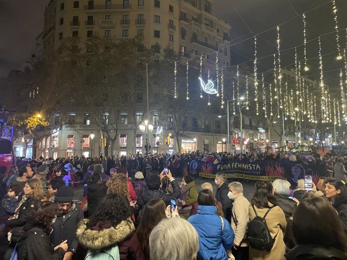 Centenares de persona se manifiestan por el Día Internacional para la Eliminación de la Violencia contra las Mujeres en Barcelona