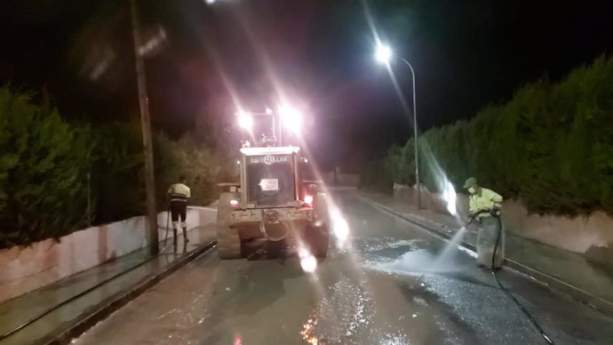 Archivo - Trabajos de limpieza en Puente Tablas tras las avenidas de agua registradas en septiembre/Archivo