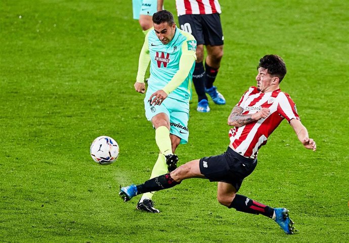 Archivo - Angel Montoro  y Unai Vencedor disputan un balón en el Athletic-Granada de LaLiga Santander 2020-2021