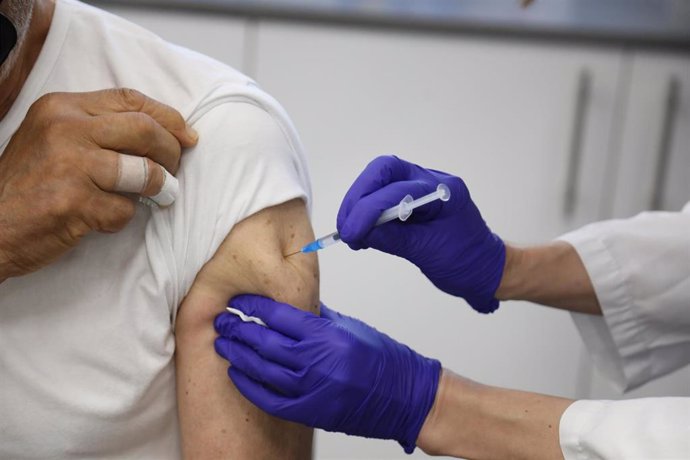 Archivo - Una persona mayor se vacuna contra la gripe en el centro de Salud Baviera, a 25 de octubre de 2021, en Madrid, (España). Los madrileños mayores de 70 años reciben hoy la vacuna de la gripe, que en esta ocasión se administrará de forma simultán
