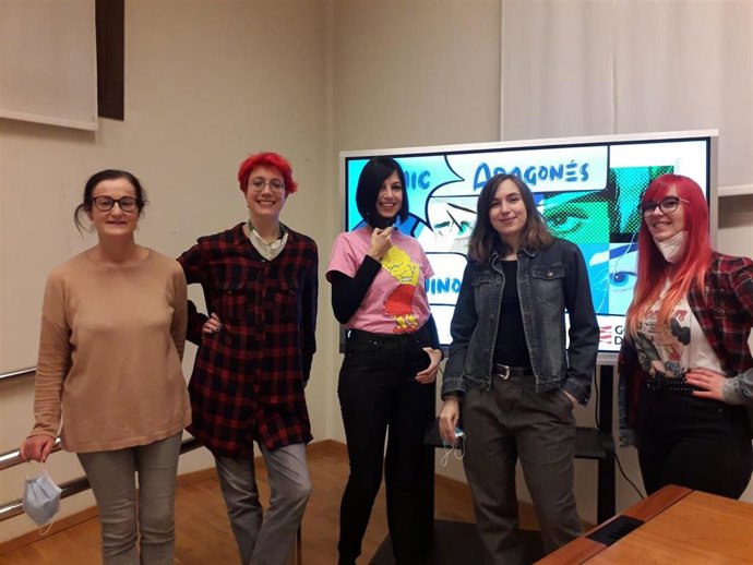 Autoras de cómics comparten sus experiencias en la Biblioteca de Teruel 'Javier Sierra'.