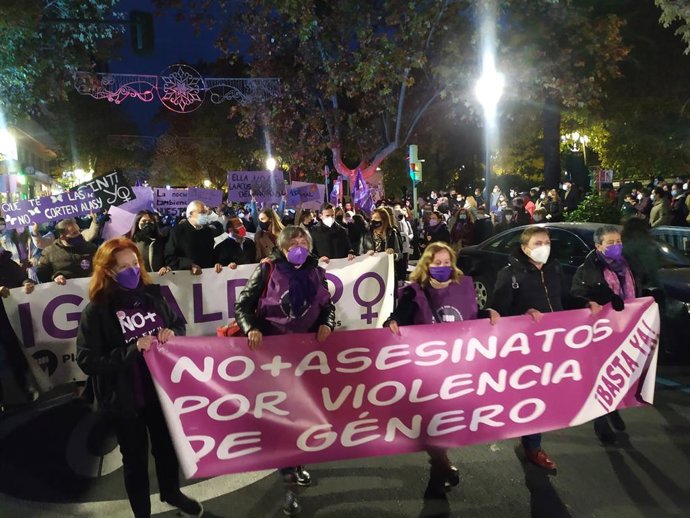 Manifestación del 25N convocada por la Plataforma Mujeres por la Igualdad de Cáceres