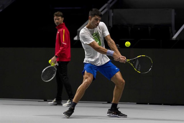 Carlos Alcaraz entrenando para las Finales de la Copa Davis junto a su entrenador Juan Carlos Ferrero