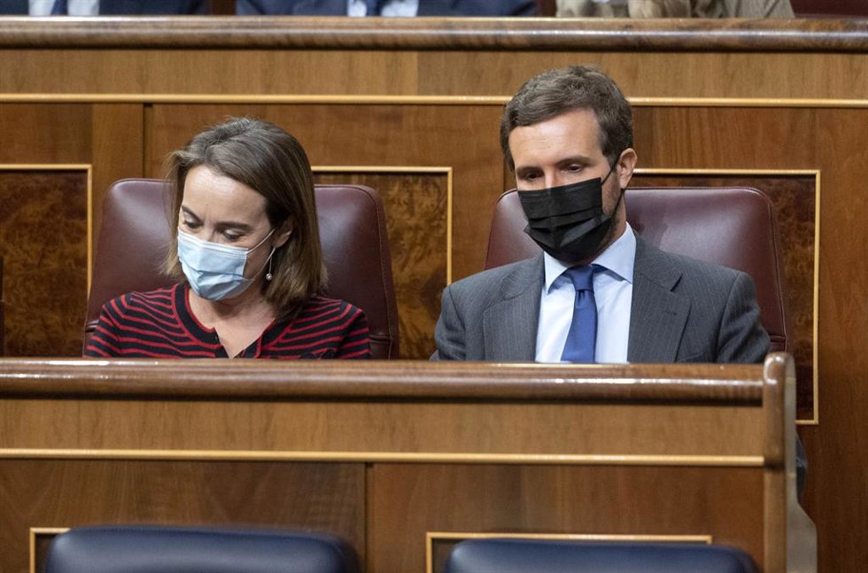 La portavoz parlamentaria del PP, Cuca Gamarra; y el líder del PP, Pablo Casado, en una sesión plenaria en el Congreso de los Diputados, a 4 de noviembre de 2021, en Madrid, (España). El Pleno del Congreso de los Diputados vota este jueves las siete enm