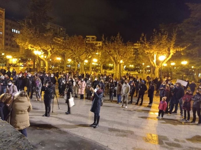 Concentración en la plaza del Espolón por el Día Internacional de la Eliminación de la Violencia contra la Mujer