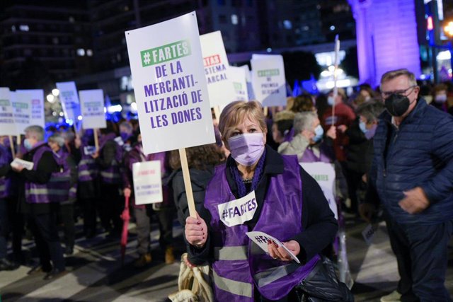 Una mujer sostiene una pancarta en una manifestación promovida por el Moviment Feminista contra la violencia machista, en la Porta de la Mar, a 25 de noviembre de 2021, en Valencia, Comunidad Valenciana, (España). 