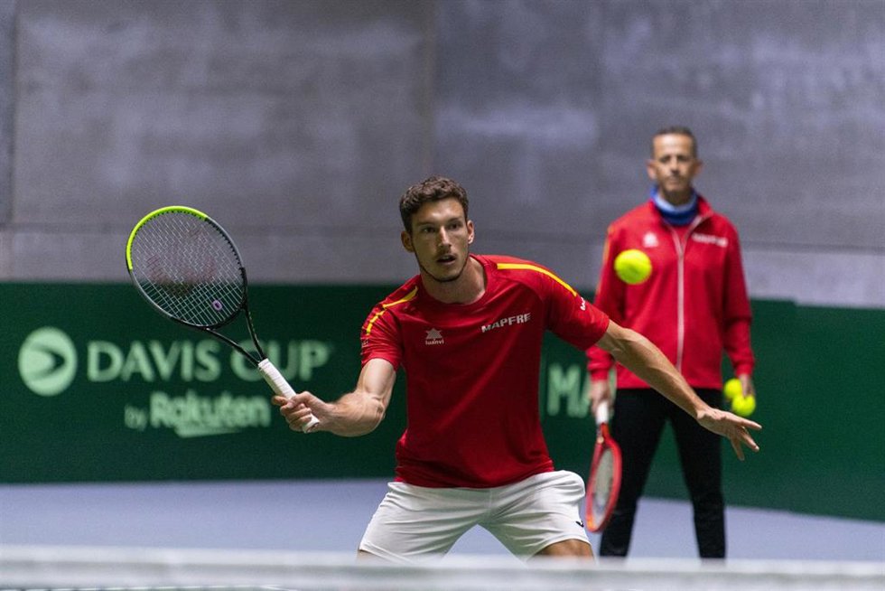 Pablo Carreño ejecuta una volea durante un entrenamiento para las Finales de la Copa Davis