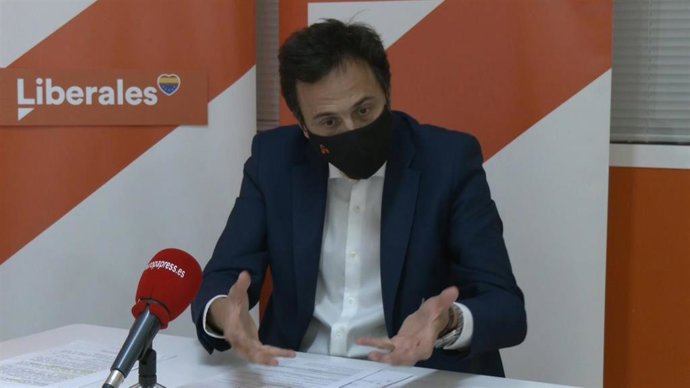 El secretario autonómico de Acción Institucional de Ciudadanos y secretario general de Ordenación de la Formación de la Consejería de Empleo de la Junta de Andalucía, Javier Loscertales, ha criticado que el Gobierno no plasma políticas para la juventud