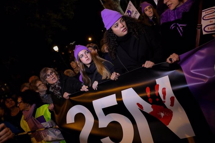 Archivo - Varias mujeres sostienen una pancarta en la que se lee '25N'