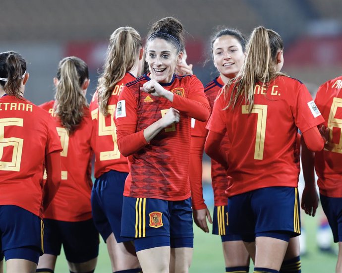 Esther González celebra uno de sus goles en el España-Islas Feroe