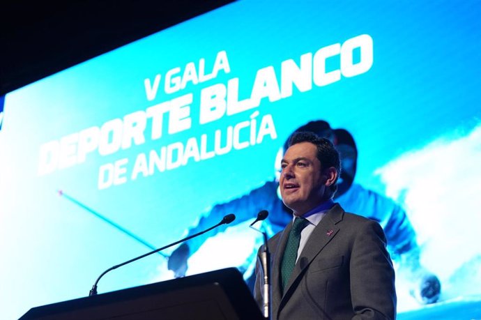 Juanma Moreno, durante su intervención en la V Gala del Deporte Blanco de Andalucía