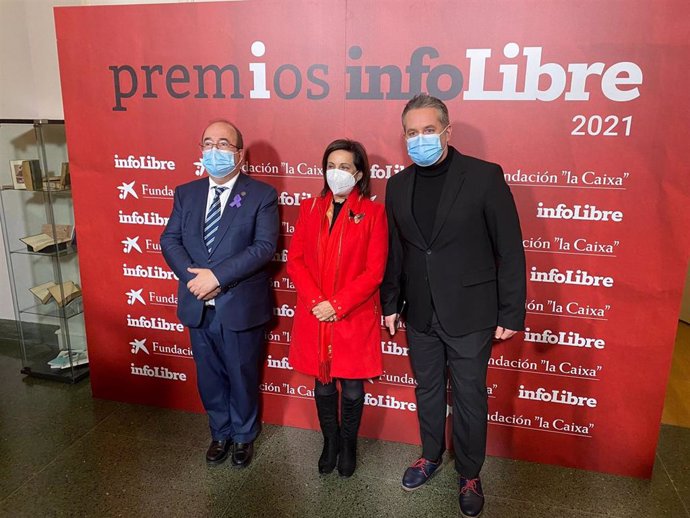 El ministro de Cultura y Deporte, Miquel Iceta, junto con la ministra de Defensa, Margarita Robles, en los premios infoLibre 2021.