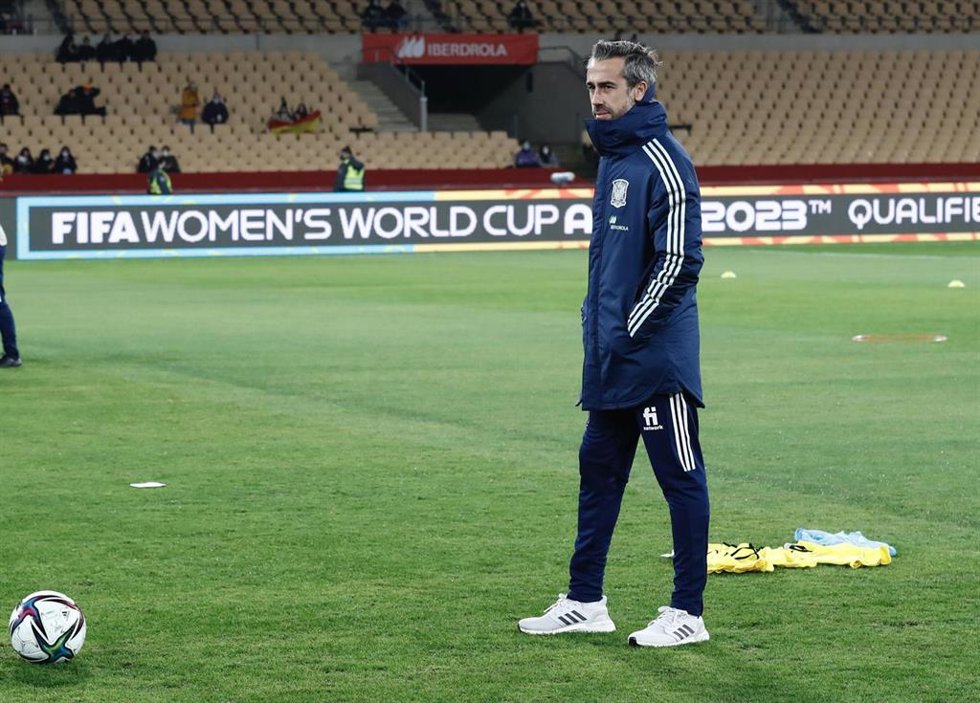 El seleecionador nacional de fútbol femenino Jorge Vilda durante el calentamiento previo al España-Islas Feroe
