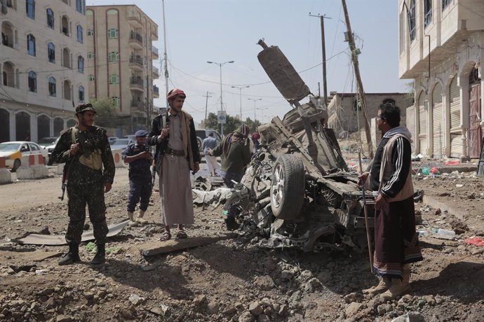 FILED - 11 November 2021, Yemen, Sanaa: Police and Yemeni men inspect the site of a Saudi-led air strike on Sanaa. The Saudi-led Arab coalition forces had carried out "precision strikes" against "legitimate" military targets in Sanaa and Saada on Wednes