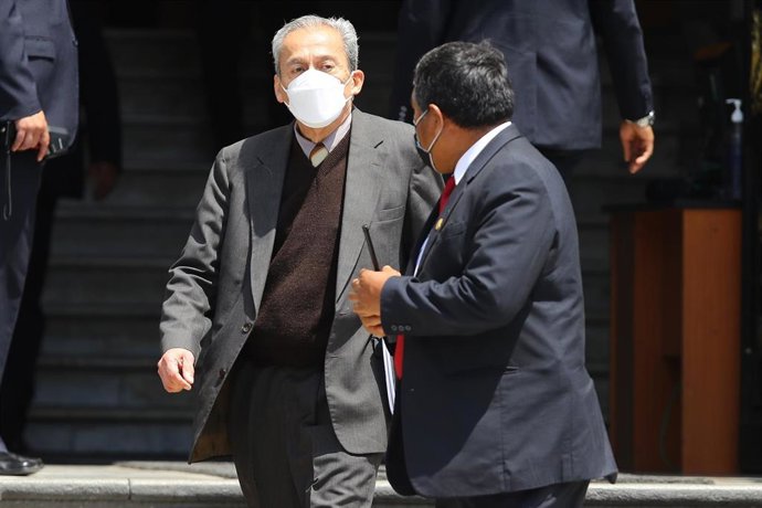 El ministro de Educación de Perú, Carlos Gallardo, abandona el Congreso durante la sesión parlamentaria de investidura