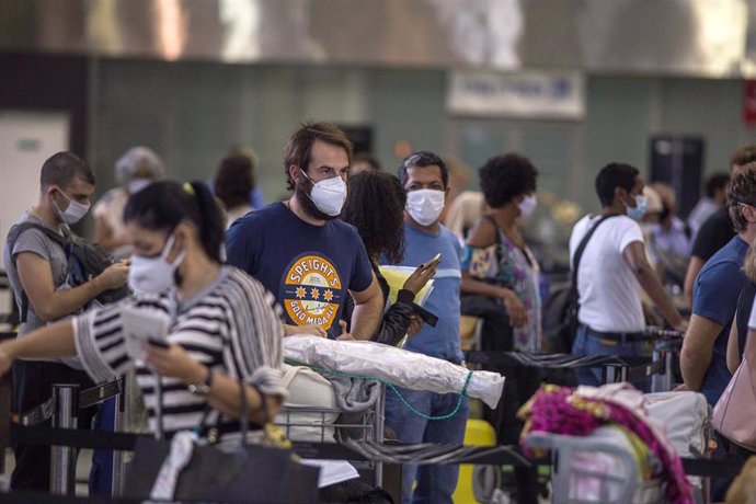 Archivo - Brasileños en el aeropuerto de Sao Paulo durante la pandemia de coronavirus