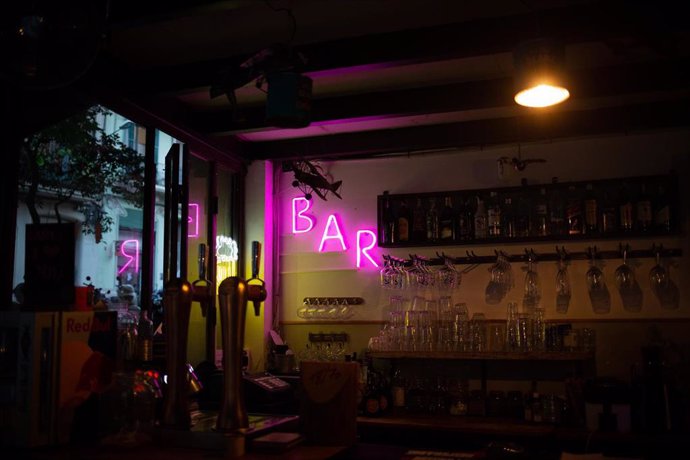 Archivo - Interior de un bar de una calle céntrica de Barcelona, a 14 de octubre de 2021.
