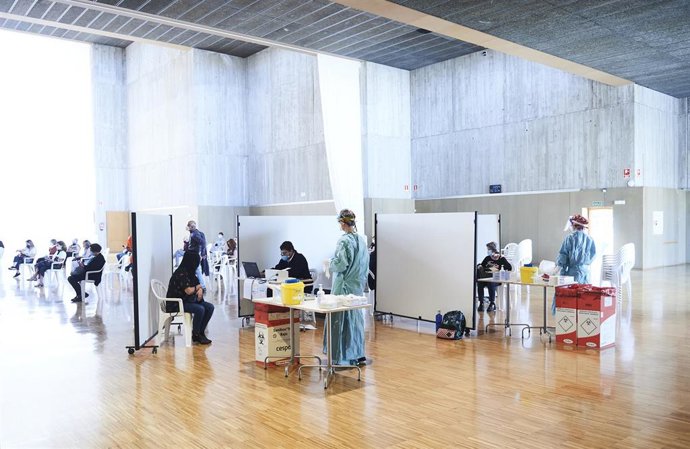 Archivo - Dispositivo de vacunación contra el Covid en Cantabria