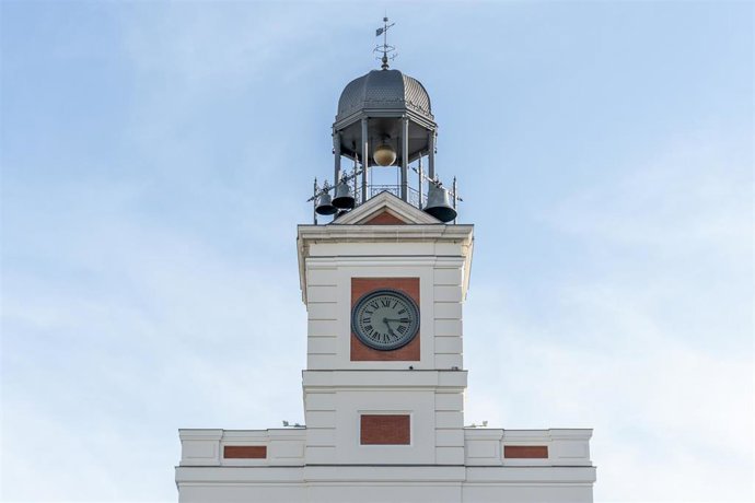 Archivo - El reloj de la Puerta del Sol, marca las cinco y cuarto horas (17:15), a 25 de octubre de 2021, en Madrid.