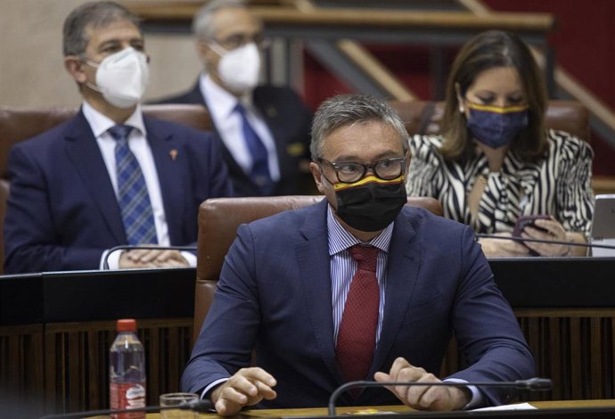 El portavoz del grupo parlamentario Vox, Manuel Gavira (c), en la sesión de control al Gobierno, en la segunda jornada del Pleno del Parlamento de Andalucía. A 25 de noviembre de 2021, en Sevilla (Andalucía, España).
