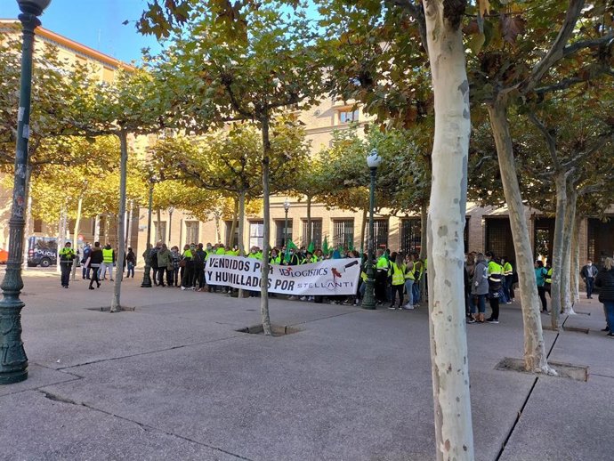 Concentración de los trabajadores de IDL delante del edificio Pignatelli.