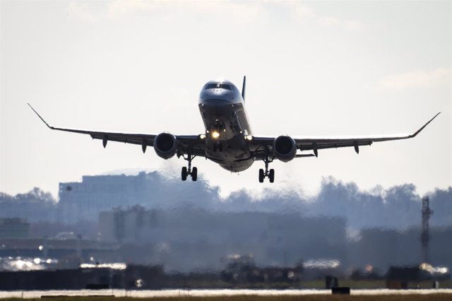 Un Avión De United Airlines Despega Del Aeropuerto Nacional Ronald Reagan Washington El 23 De Noviembre De 2021 En Arlington, Virginia