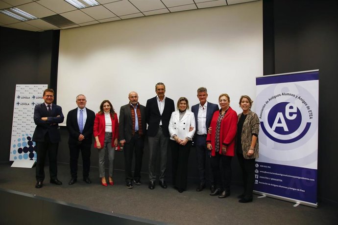 La junta directiva de la Asociación de Antiguos Alumnos y Amigos de ETEA, junto a Antonio Moar (centro).