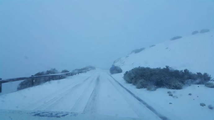 Archivo - Nieve en el Teide